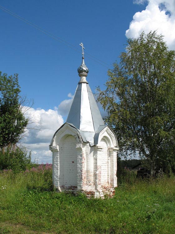Часовня-столп в деревне Одноушево на месте, где по преданию находился дом родителей митрополита московского Ионы.